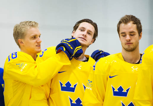 Jakob Silfverberg skojar med Oliver Ekman-Larsson vid