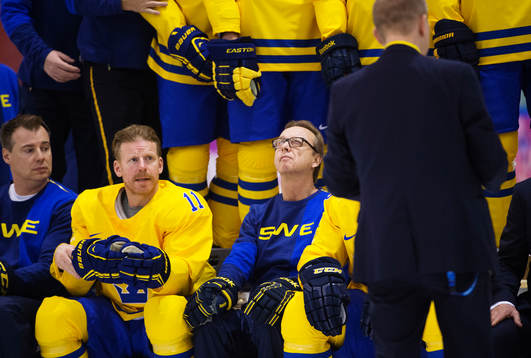 Förbundskapten Pär Mårts tittar upp vid