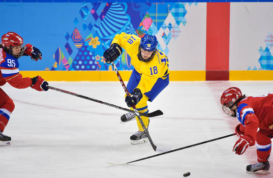 Sveriges Anna Borgqvist passar pucken i damishockeymatchen