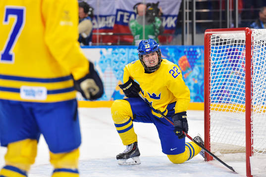 Sveriges Emma Eliasson deppar i damishockeymatchen mellan