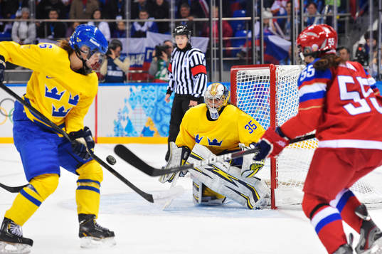 Sveriges målvakt Valentina Wallner i damishockeymatchen
