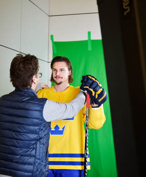 Erik Karlsson blir filmad av tv
