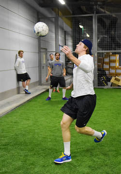 Patrik Berglund spelar fotboll