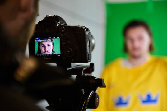 Erik Karlsson blir filmad av tv