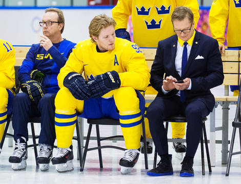 Tommy Boustedt (t h) med sin mobiltelefon när