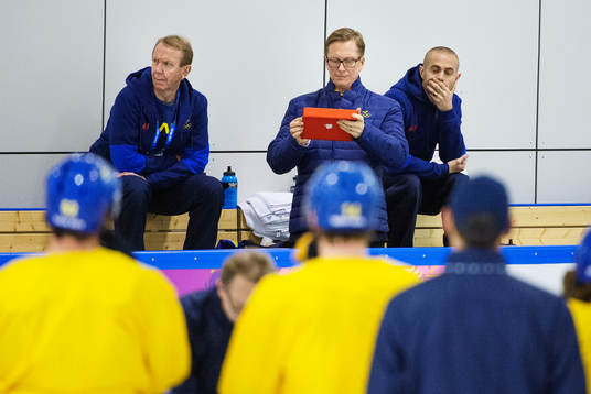 Tommy Boustedt med en iPad på Sveriges ishockeylandslags