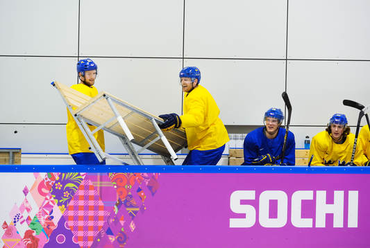 Alexander Edler och Henrik Tallinder flyttar en bänk på