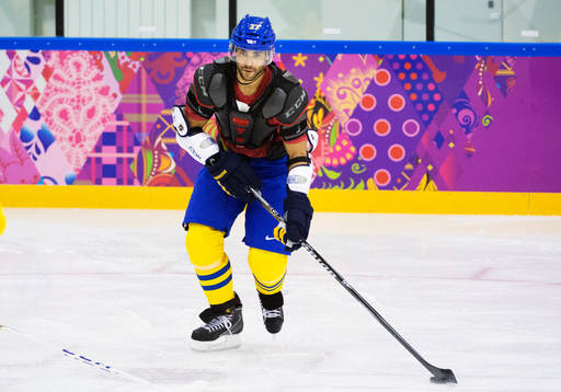 Johnny Oduya fick spela utan tröja en stund på Sveriges
