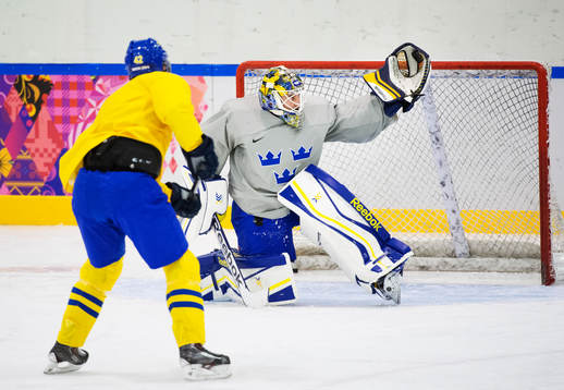 Målvakten Jhonas Enroth plockar ett skott på Sveriges