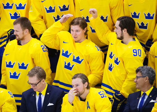 Nicklas Bäckström rättar till håret med hjälp av