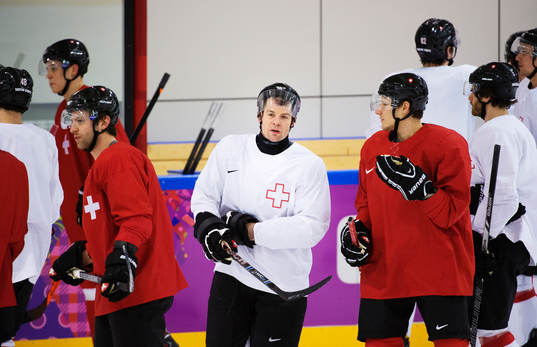 Martin Plüss (i mitten) på Schweiz ishockeylandslags