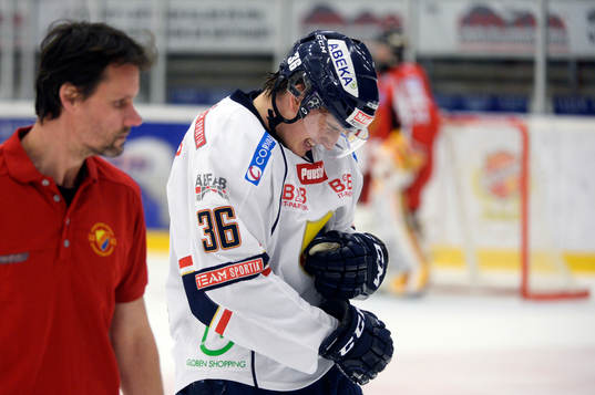 Djurgårdens Philip Holm med smärtor i axeln