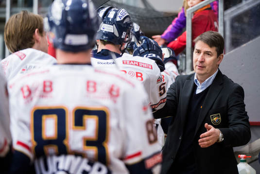 Djurgårdens tränare Hans Särkijärvi tackar sina spelare