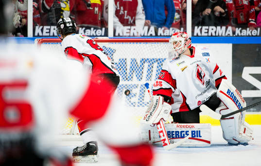 Malmö Redhawks Fredrik Storm gör 1-0 bakom Karlskronas