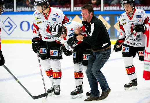 Karlskronas Filip Cruseman får hjälp av planen