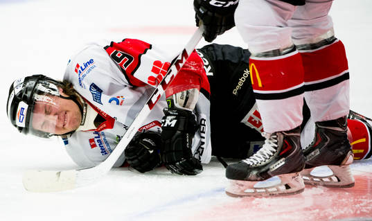 Karlskronas Filip Cruseman ligger på isen och har ont