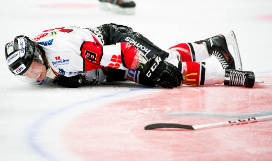 Karlskronas Filip Cruseman ligger på isen och har ont