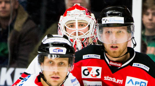 Karlskronas målvakt Patrick Galbraith försöker se mellan