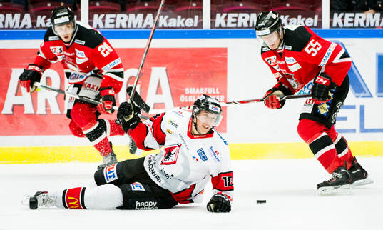Karlskronas Emil Larsson faller framför Malmö Redhawks