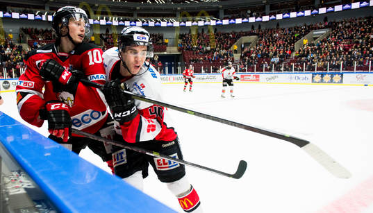 Malmö Redhawks Robin Alvarez och Karlskronas Jesper Jensen