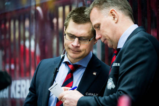 Malmö Redhawks tränare Mats Lusth pratar med assisterande