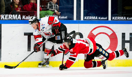 Malmö Redhawks Daniel Viksten faller bredvid Karlskronas