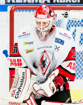 Karlskronas målvakt Patrick Galbraith räddar ett skott
