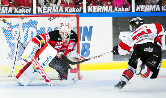Malmö Redhawks målvakt Pontus Sjögren räddar ett