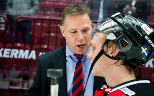 Malmö Redhawks tränare Mats Lusth pratar med Calle