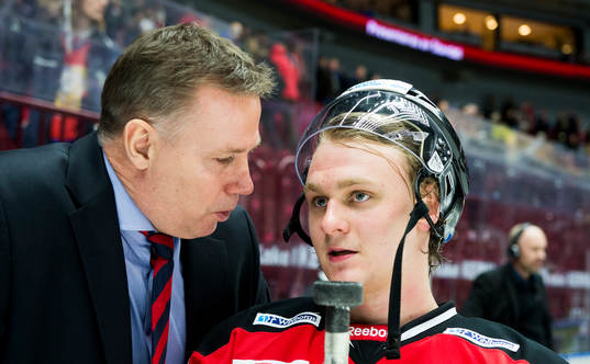 Malmö Redhawks tränare Mats Lusth pratar med Calle