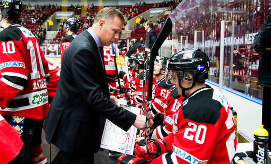 Malmö Redhawks tränare Mats Lusth ritar på taktiktavla