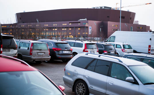 Bilar står parkerade framför Malmö Arena