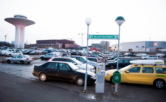 Bilar står parkerade framför Malmö Arena och Hyllie