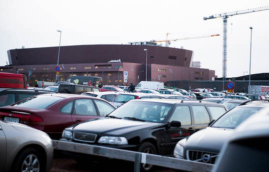 Bilar står parkerade framför Malmö Arena