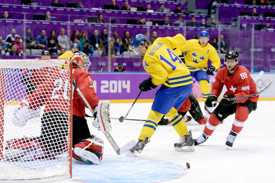 Sveriges Patrik Berglund oroar framför Schweiz målvakt