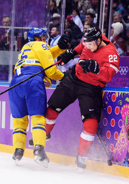 Sveriges Niklas Kronwall tacklar Schweiz Nino Niederreiter