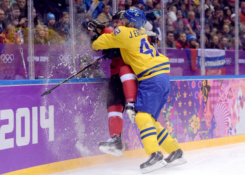 Schweiz Yannick Weber blir tacklad av Sveriges Jimmie