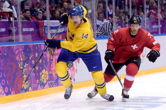 Sveriges Patrik Berglund och Schweiz Roman Wick jagar pucken