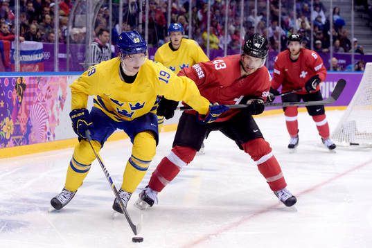 Sveriges Nicklas Bäckström håller undan Schweiz Morris