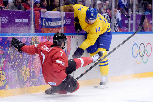 Schweiz Mark Streit och Sveriges Patrik Berglund kämpar om