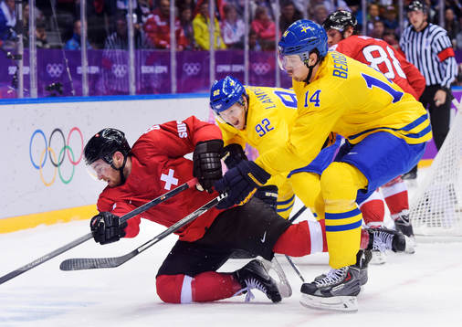 Schweiz Yannick Weber i en närkamp med Sveriges Gabriel