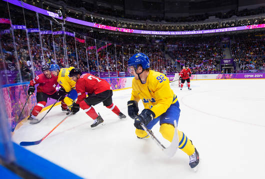 Sveriges Patrik Berglund och Gabriel Landeskog kämpar mot
