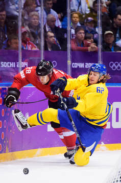 Schweiz Martin Plüss i kamp om pucken med Sveriges Carl