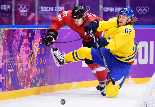 Schweiz Martin Plüss i kamp om pucken med Sveriges Carl