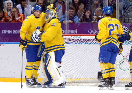 Sveriges Loui Eriksson kramar om Sveriges målvakt Henrik
