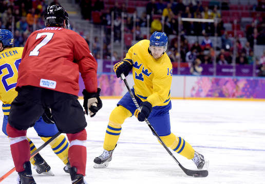 Sveriges Patrik Berglund skjuter