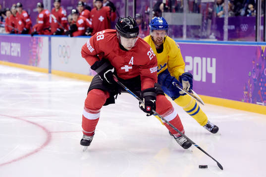 Sveriges Daniel Sedin och Schweiz Martin Plüss kämpar