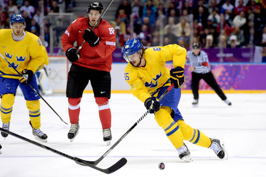 Sveriges Erik Karlsson skjuter