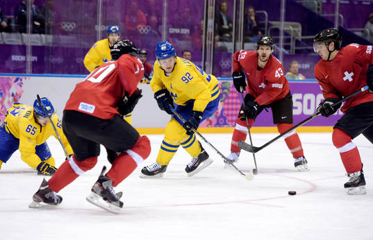 Sveriges Gabriel Landeskog kämpar för pucken