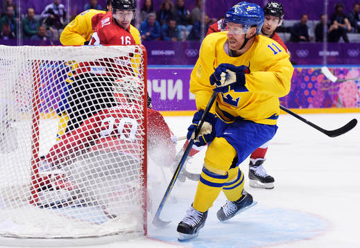 Sveriges Daniel Alfredsson skjuter in 1-0 bakom Schweiz